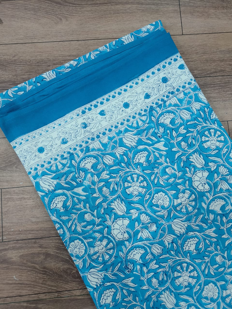 “Tranquil Blue Garden Tablecloth” 🌿🤍