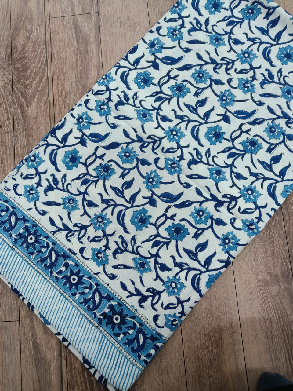 “Blue Twig Elegance Canvas 8-Seater Tablecloth” 💙🌿